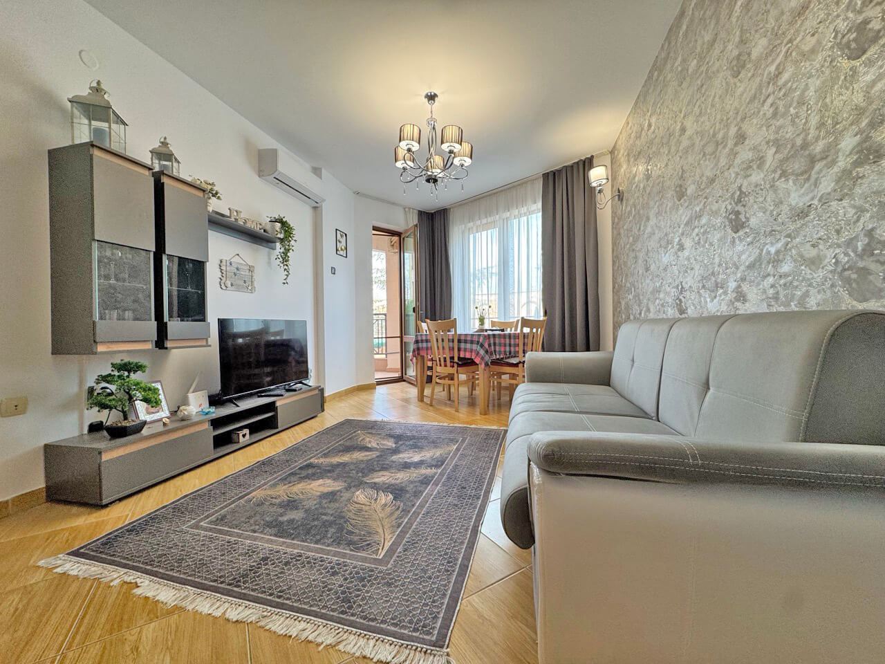 Stylový apartmán s jednou ložnicí s výhledem na bazén v letovisku Slunečné pobřeží
