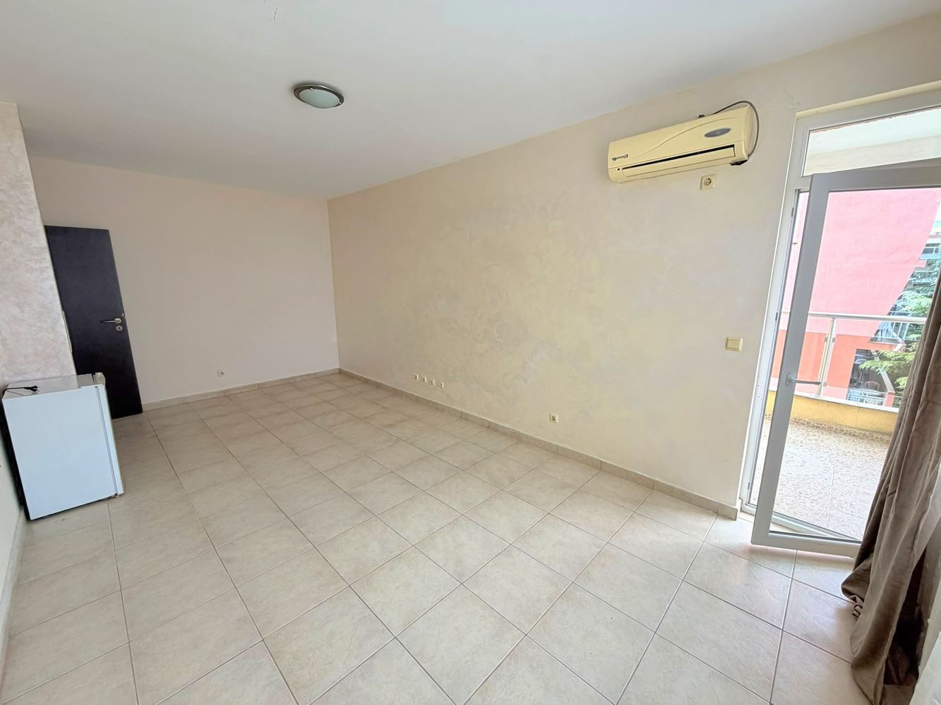 Apartmán se dvěma ložnicemi v Slunečném pobřeží bez poplatku za údržbu – výborná lokalita, atraktivní investice