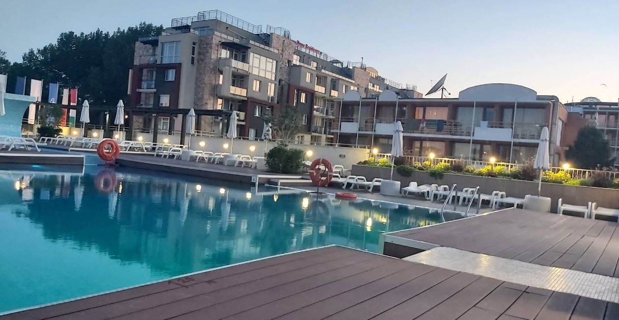 Prostorný dvoupokojový apartmán 50 metrů od pláže na Slunečném pobřeží – skvělá lokalita a komfort v uzavřeném komplexu