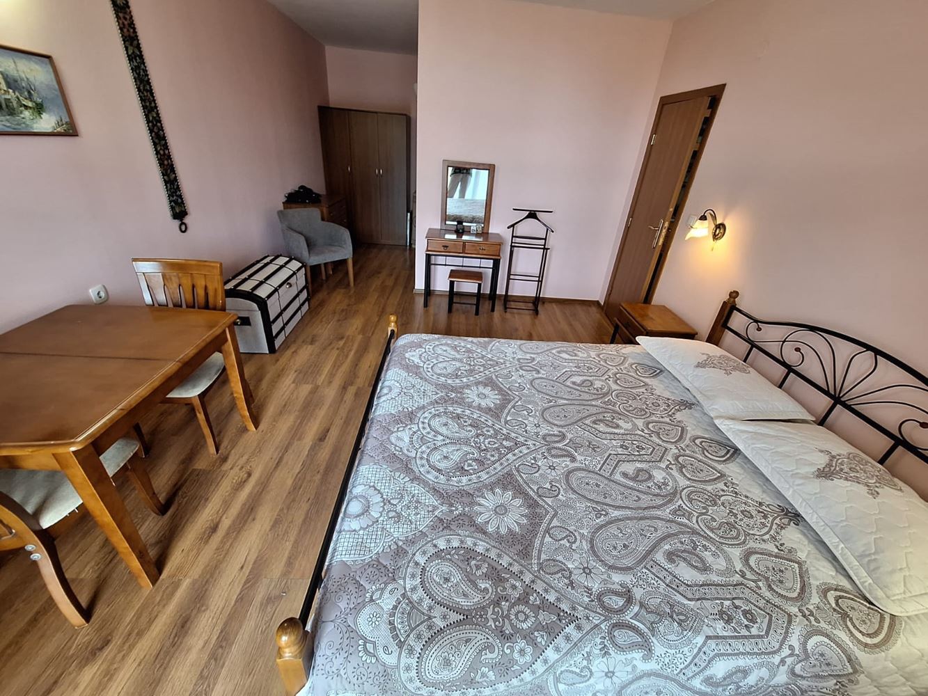 Prostorný a plně zařízený apartmán s jednou ložnicí v blízkosti pláže
