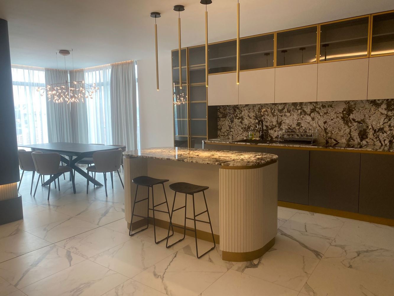 Elegantní a prostorný třípokojový apartmán v první linii u moře v Nesebaru – panoramatický výhled na moře a prémiový komfort