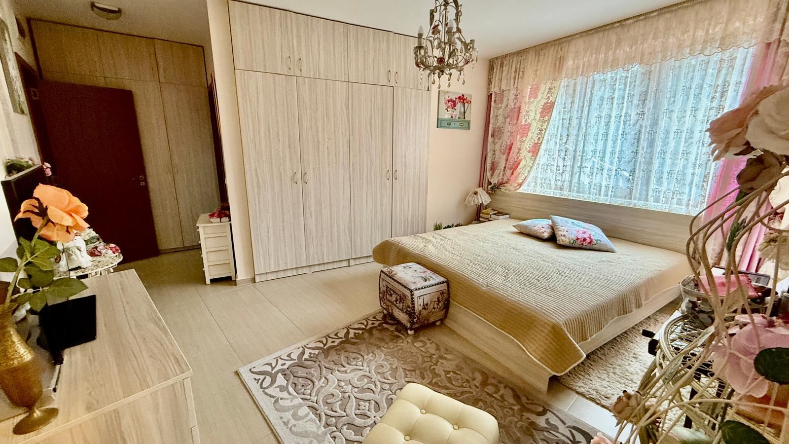 Apartmán se dvěma ložnicemi v první linii u moře v Nesebaru – prostornost, dvě ložnice a moře přímo před komplexem