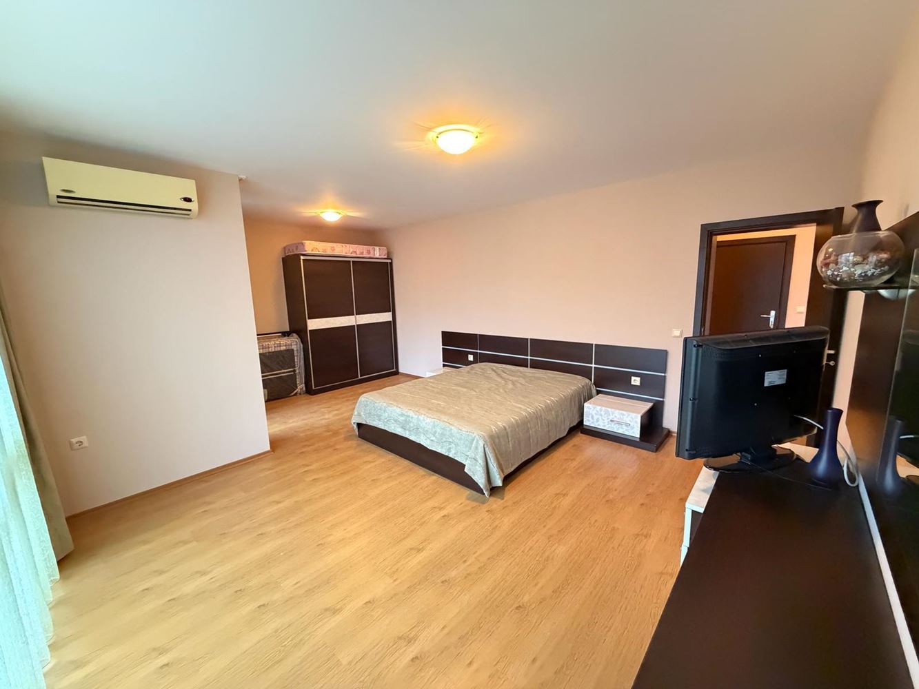 Prostorný třípokojový apartmán v Nesebaru – plně zařízený, v klidné a rychle se rozvíjející oblasti u moře