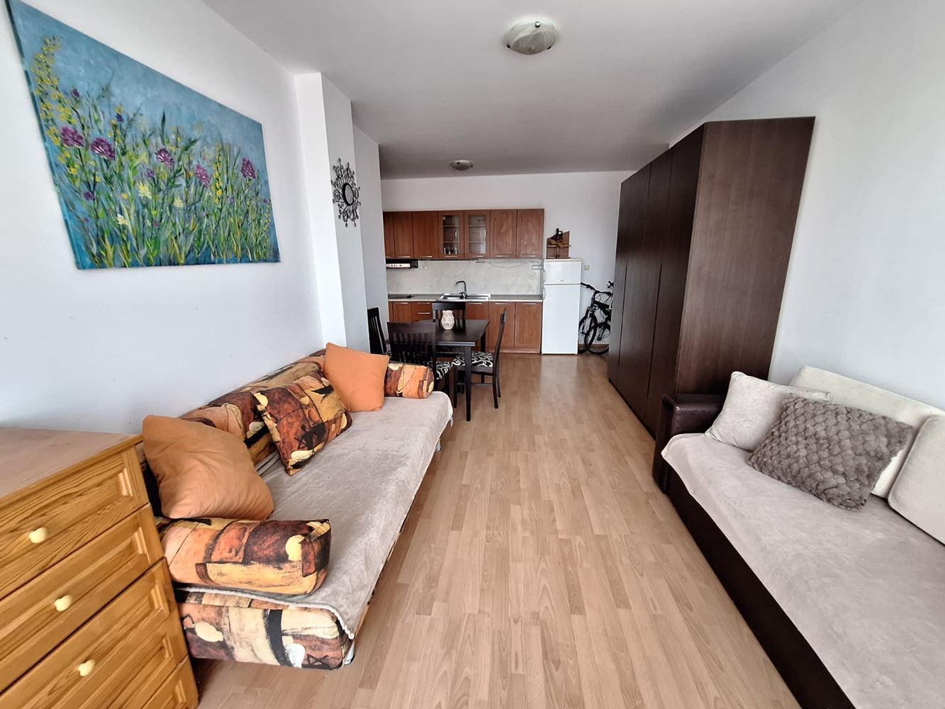 Prostorný byt s jednou ložnicí v luxusním komplexu s bazény a sportovními zařízeními