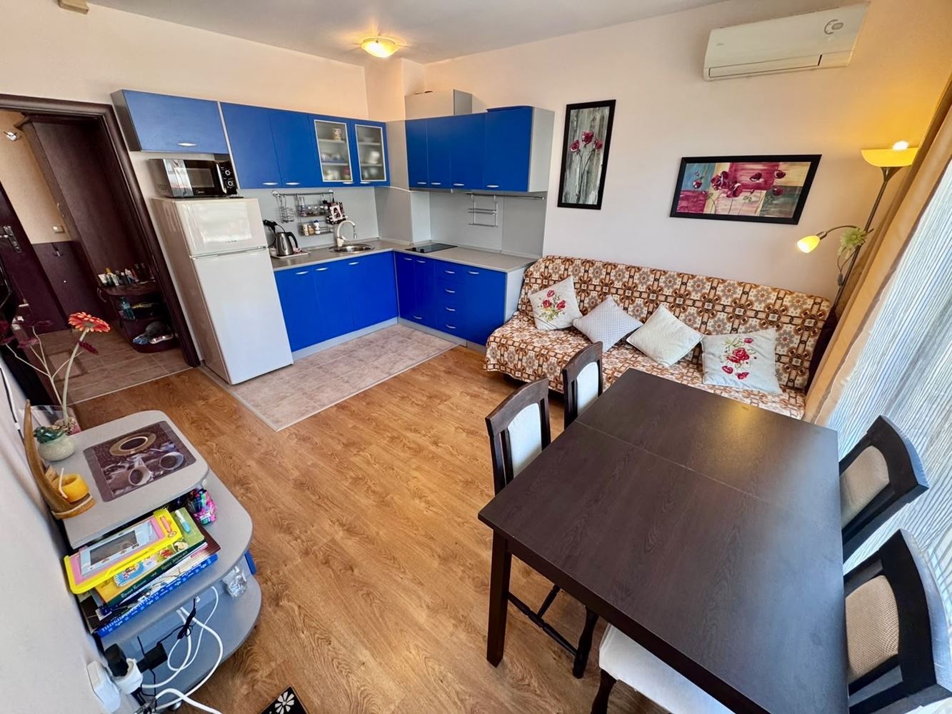 Komfortní apartmán s jednou ložnicí, prostornou terasou a výhledem na bazén v luxusním komplexu v Nesebaru