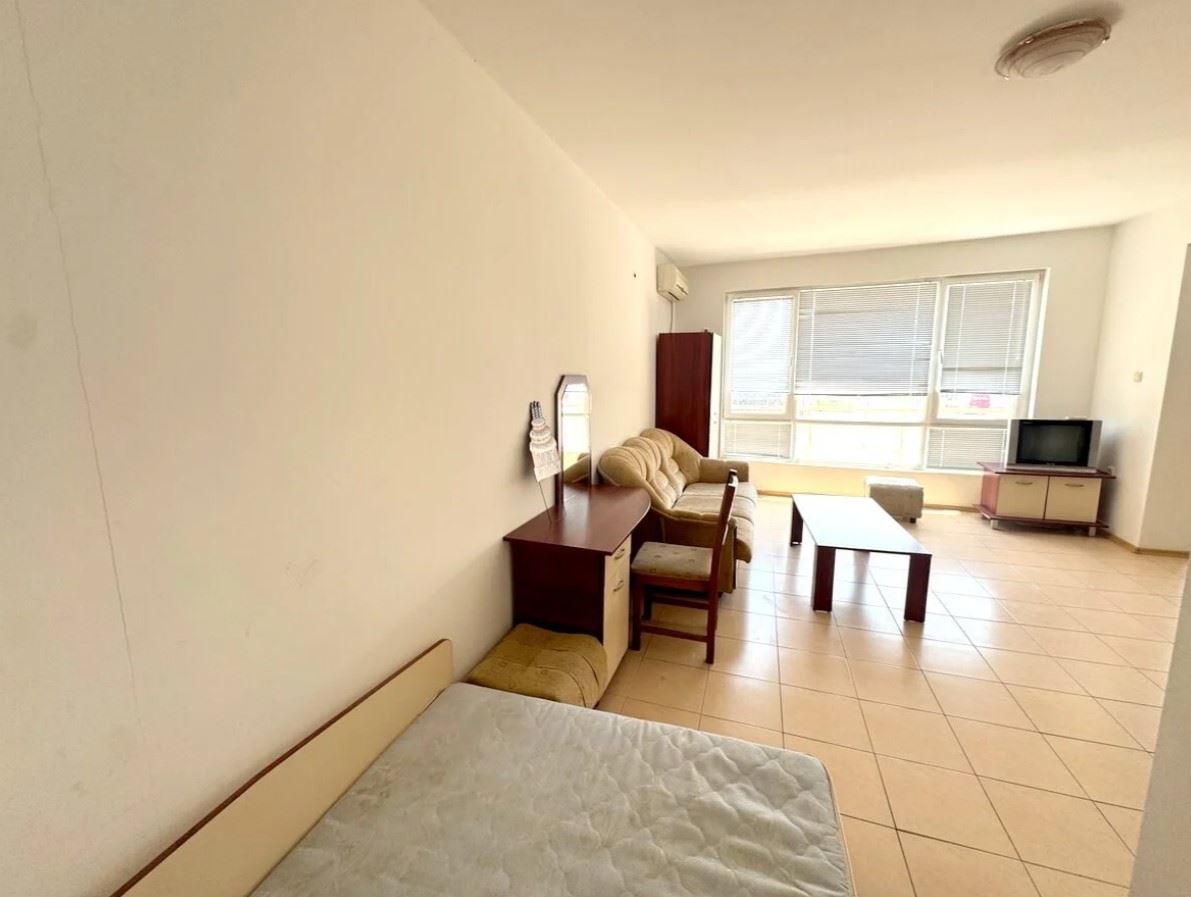 Apartmán s jednou ložnicí 300 metrů od pláže v Slunečném pobřeží – skvělá příležitost k rekonstrukci a investici