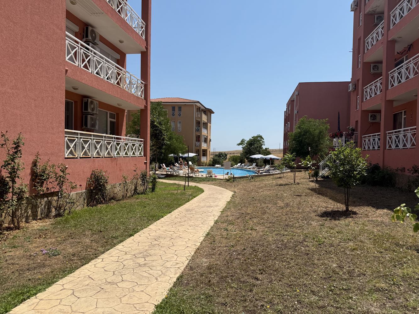 Zařízený byt s jednou ložnicí s výhledem na bazén ve Slunečném pobřeží