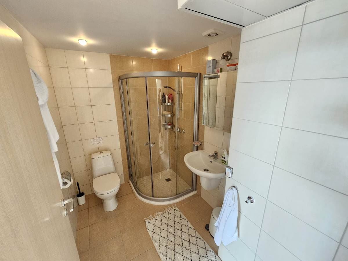 Luxusní apartmán se třemi ložnicemi na první linii u moře v Obzoru – panoramatický výhled na moře a hory