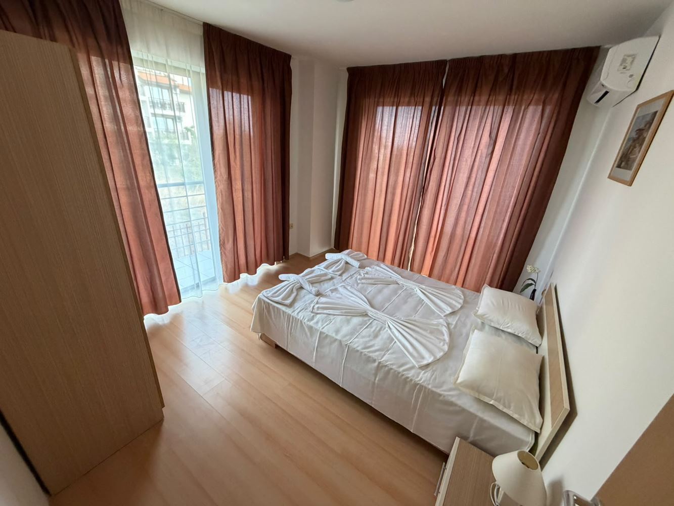Prostorný apartmán se dvěma ložnicemi s výhledem na moře a hory v krásném uzavřeném komplexu u moře