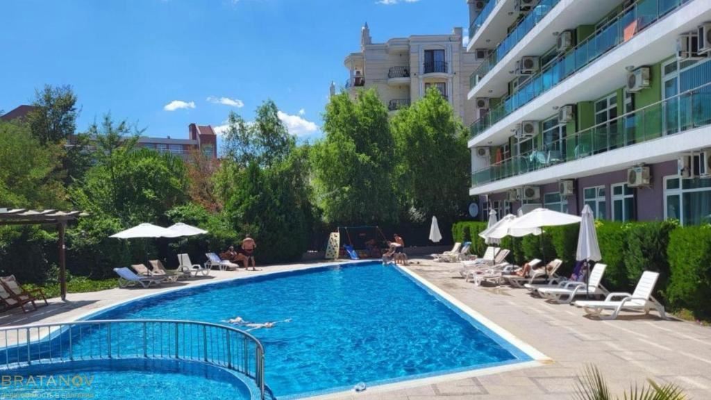 Prostorný apartmán s jednou ložnicí v moderním komplexu v srdci Slunečného pobřeží – skvělá investice a připraven k nastěhování