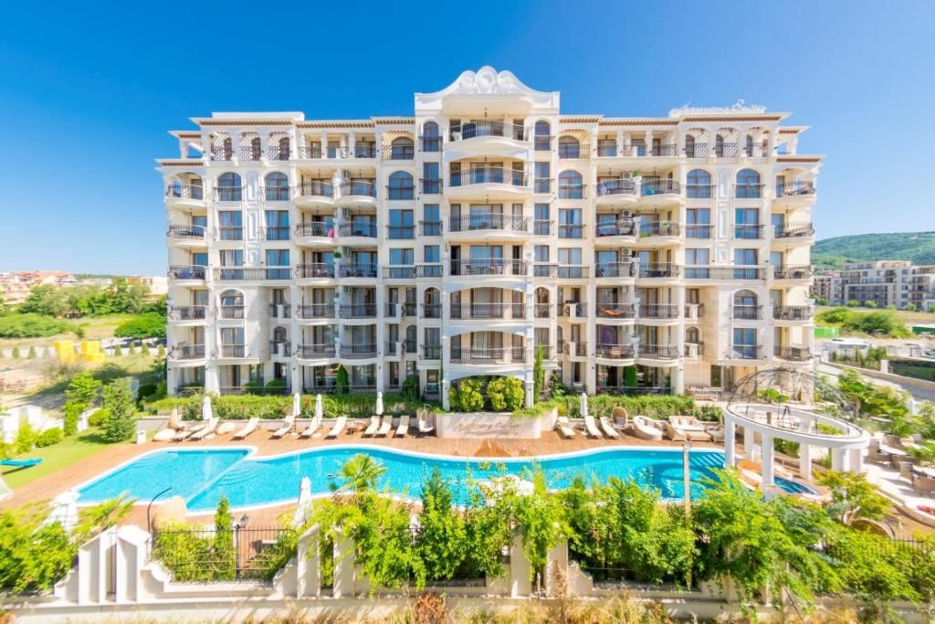 Luxusní apartmán s jednou ložnicí a výhledem na moře v prestižním komplexu 200 metrů od pláže ve Sveti Vlas