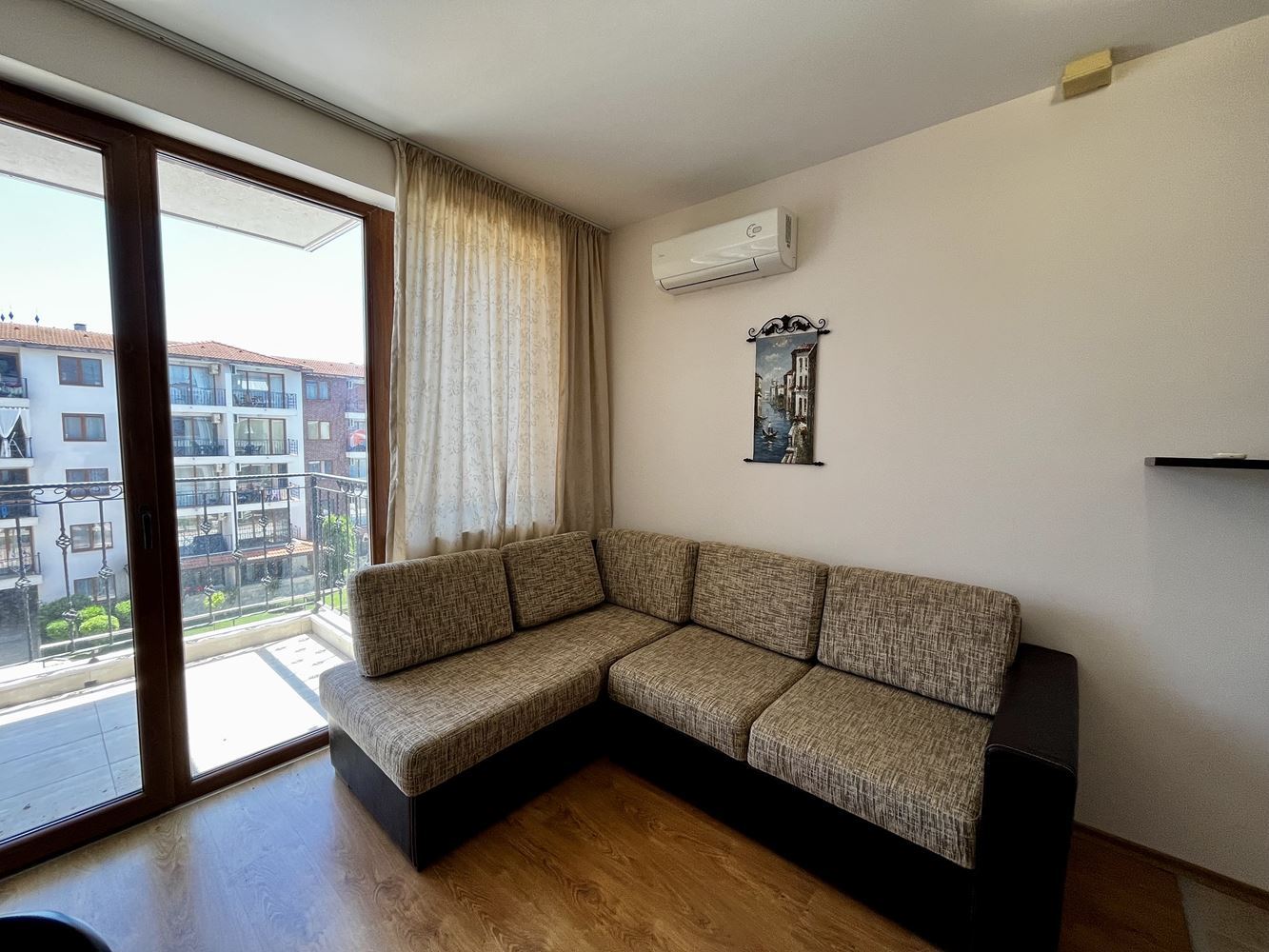 Mořský komfort a klid v blízkosti Nesebaru! Zařízený apartmán s jednou ložnicí s výhledem na bazén v luxusním uzavřeném komplexu