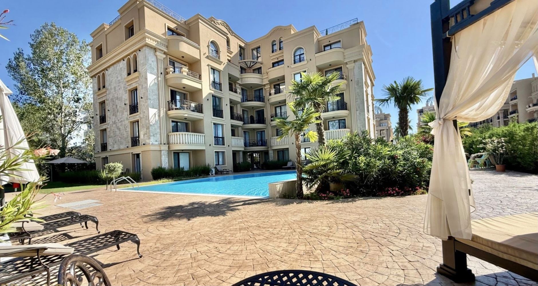 Apartmán se dvěma ložnicemi a velkou panoramatickou terasou ve stylovém komplexu v Sunny Beach