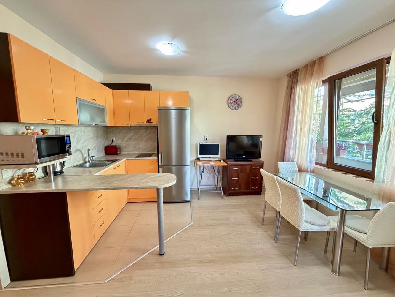 Sarafovo – prostorný apartmán s jednou ložnicí, Aktem 16, minimálním poplatkem za údržbu a kompletním vybavením