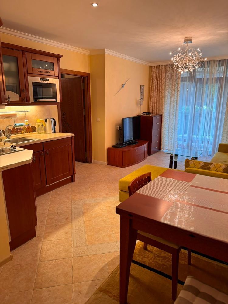 Apartmán se dvěma ložnicemi a výhledem na moře mezi borovicemi – luxus a klid přímo u moře v Sozopolu