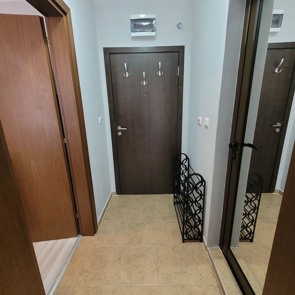 Útulný apartmán s jednou ložnicí s novým vybavením v uzavřeném komplexu u moře v letovisku Elenite