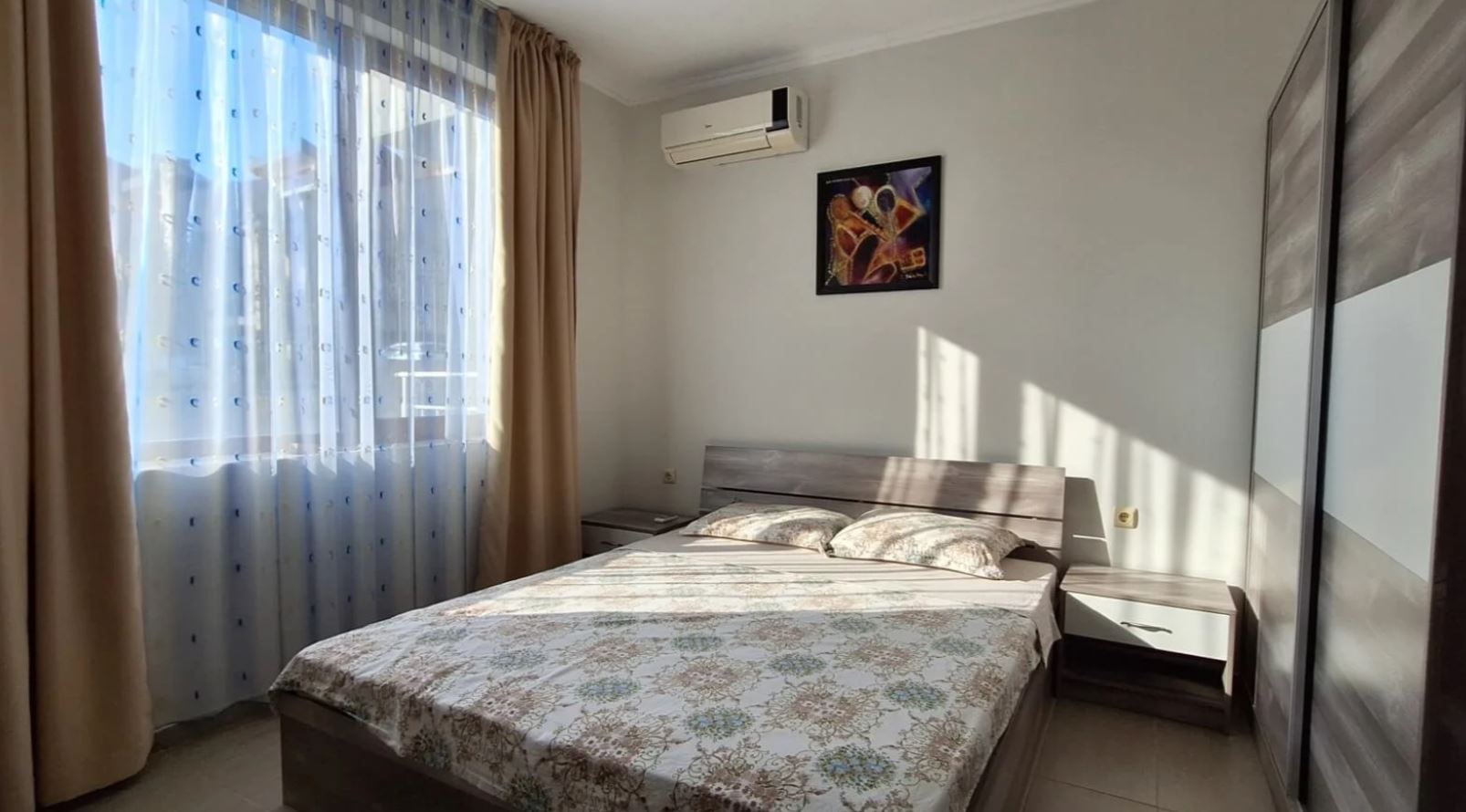 Apartmán s jednou ložnicí v první linii u moře ve Svatém Vlasu – útulná nemovitost s výhledem na bazén a moře