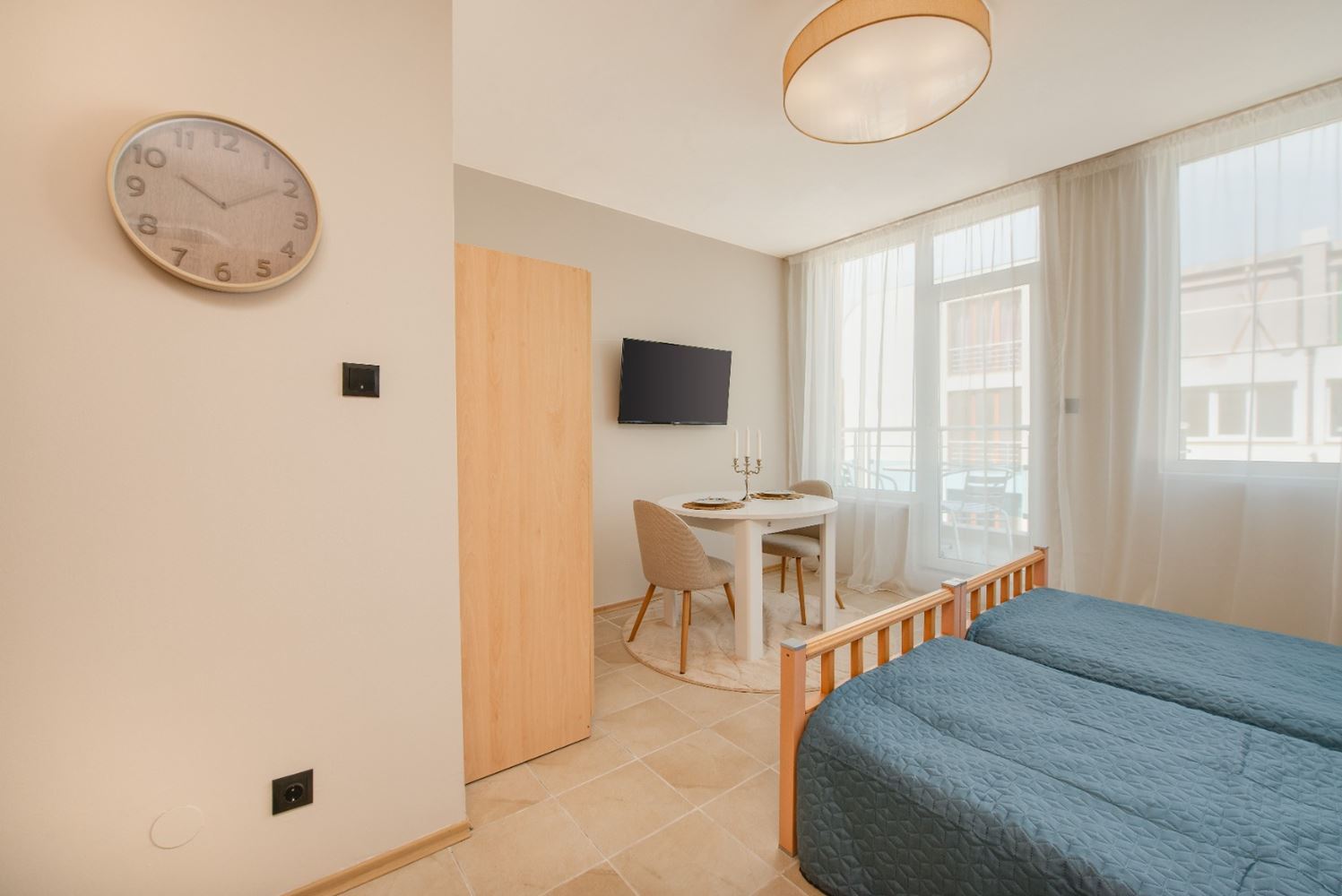 Slunné a prostorné studio s výhledem na moře v Ravdě – 100 m od pláže, v udržovaném komplexu s bazénem a zelení