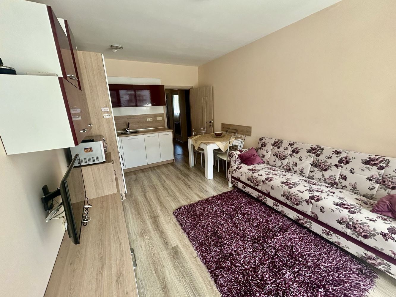 Komfortní 2+kk apartmán s přímým vstupem k bazénu v Nesebaru – mimořádně praktická nabídka