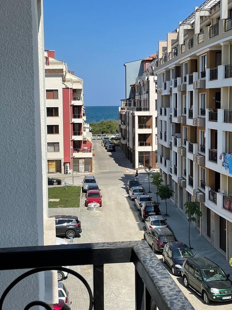 Prostorný pětipokojový apartmán s výhledem na moře v Pomorie – komfort, styl a funkčnost pro velkou rodinu