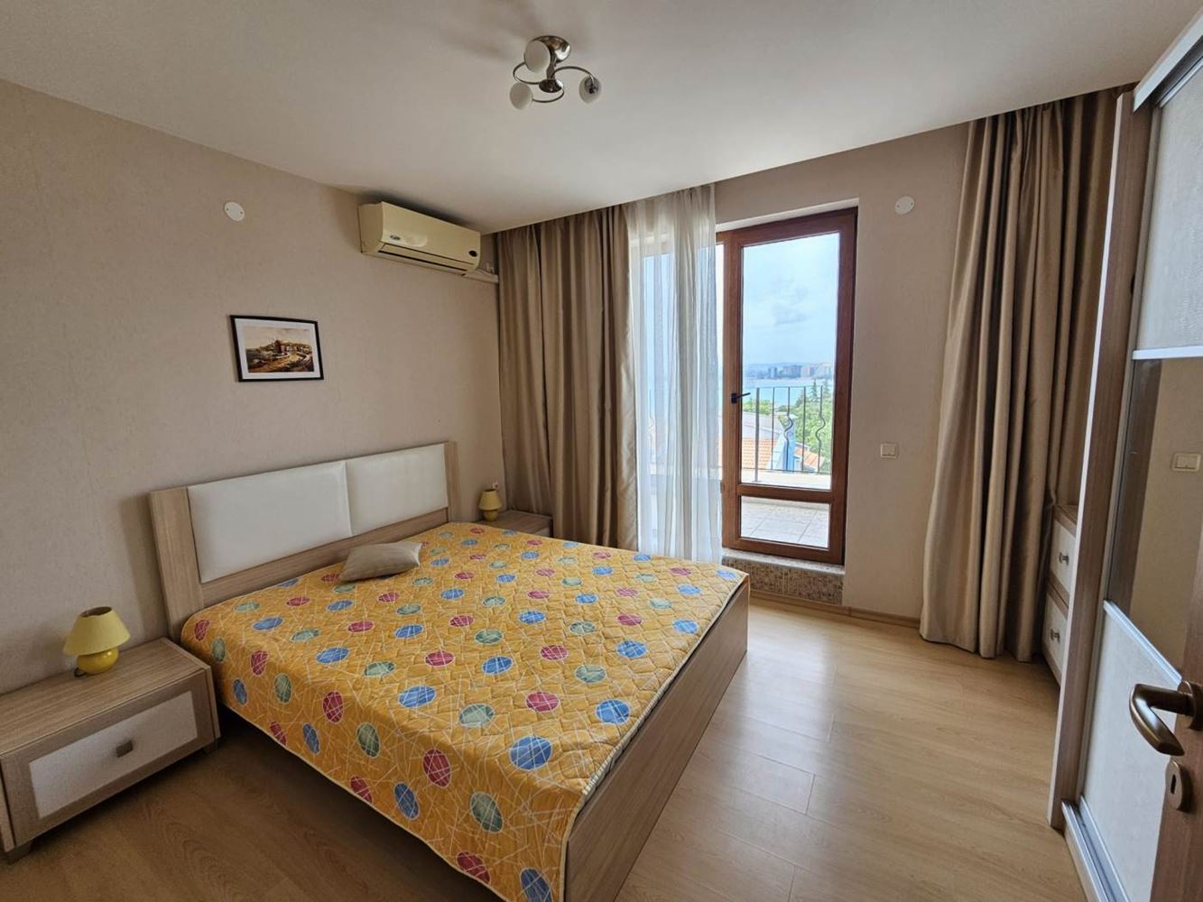 Sveti Vlas – apartmán se třemi ložnicemi s přímým panoramatickým výhledem na moře v komplexu na první linii