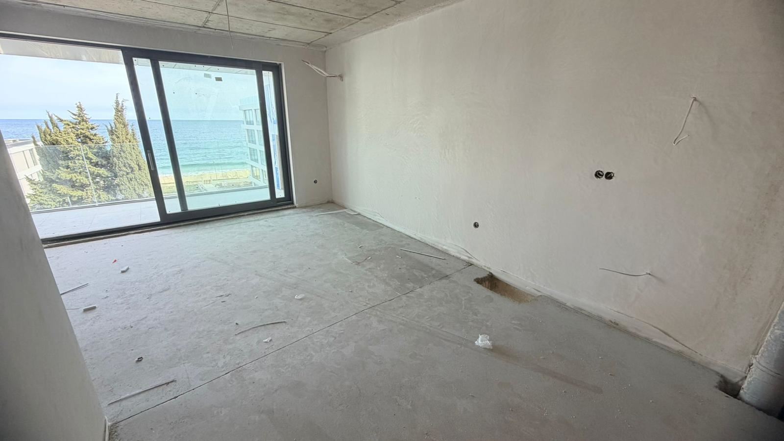 Prostorný 4pokojový apartmán s přímým panoramatickým výhledem na moře v luxusním komplexu na první linii v Ravdě