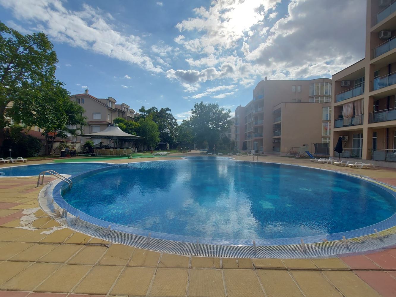 Prostorný dvoupokojový byt v přízemí s výhledem na bazén v Slunečném pobřeží – zařízený a připravený k nastěhování