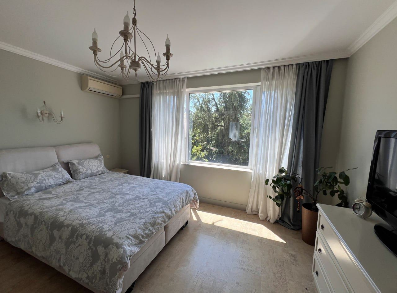 Prostorný apartmán se třemi ložnicemi a panoramatickým výhledem na moře pouze 50 metrů od pláže – nízký poplatek za údržbu!