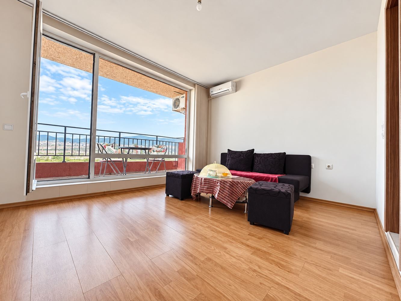 Světlé a prostorné panoramatické studio v oblíbeném komplexu ve Slunečném pobřeží