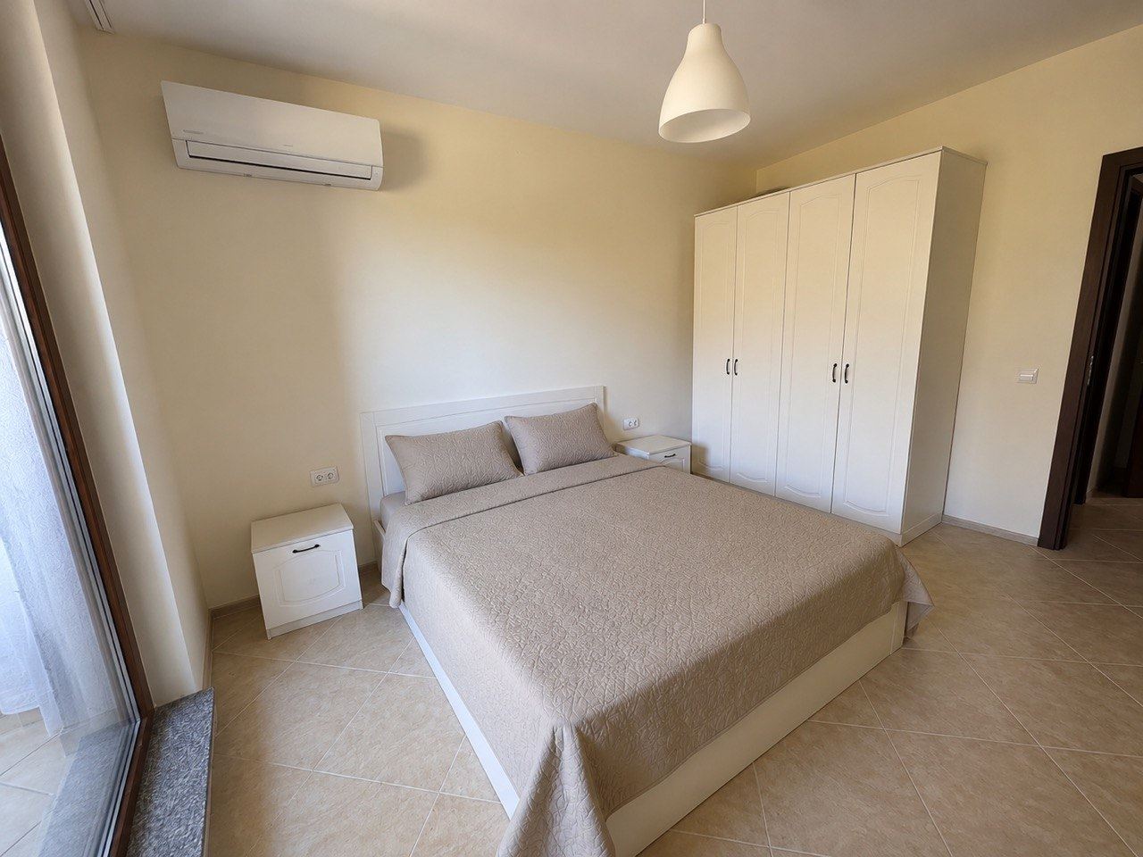 Apartmán s jednou ložnicí s výhledem na bazén v Sozopolu – prostorný, zařízený a připravený k užívání