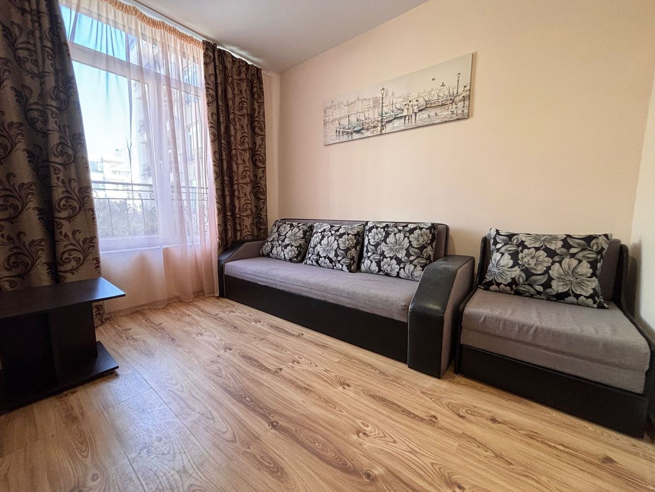 Prostorný byt s jednou ložnicí s výhledem na bazén v Sunny Beach – možnost druhé ložnice