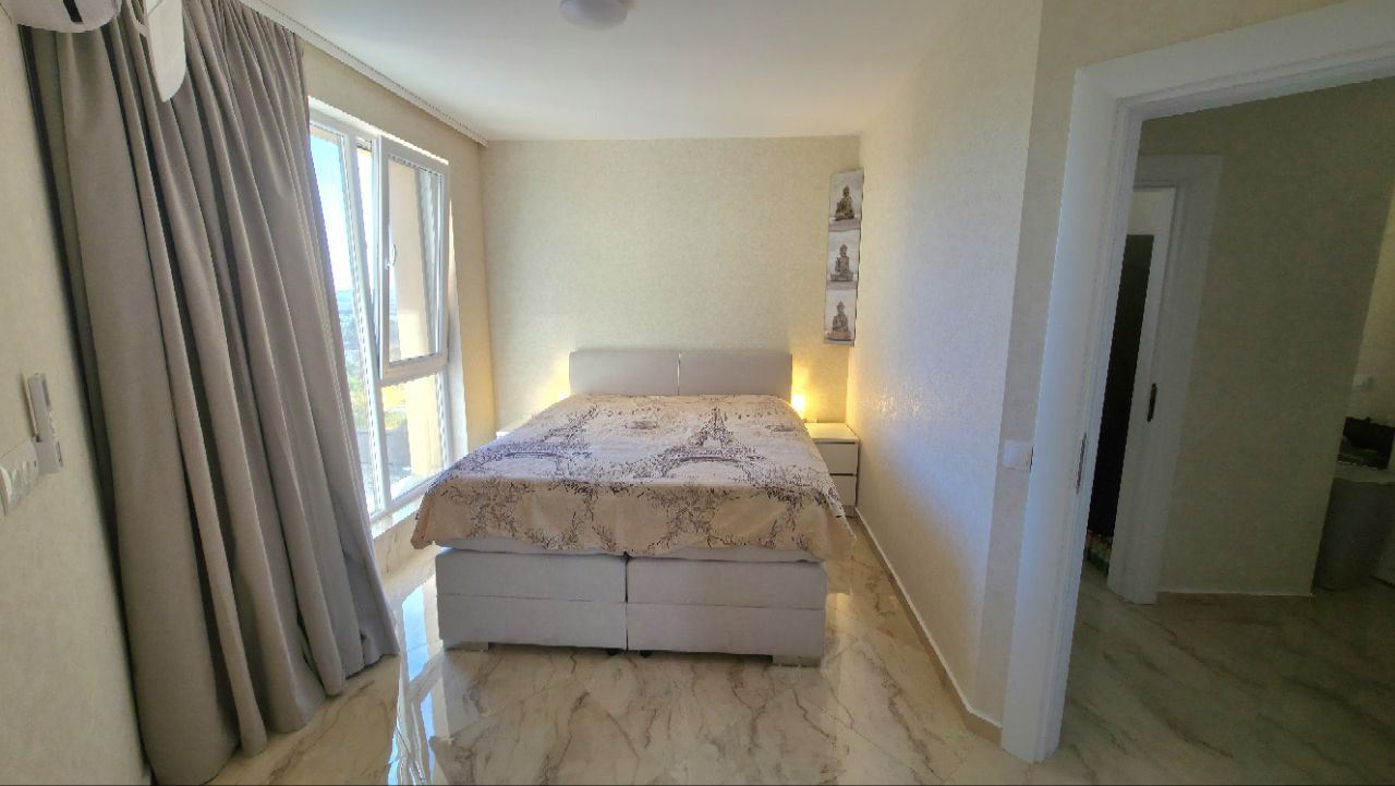 Apartmán se dvěma ložnicemi a velkou panoramatickou terasou ve stylovém komplexu v Sunny Beach