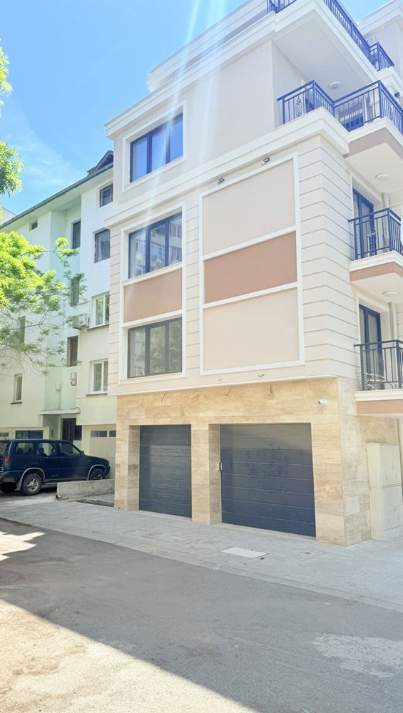 Prostorný dvoupokojový apartmán v nové budově s Aktem 16 v Burgasu – komfort, prostor a skvělá lokalita