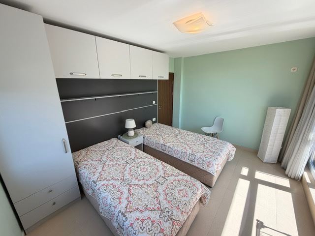 Prostorný apartmán se 2 ložnicemi v první linii u moře s čelním panoramatickým výhledem na moře