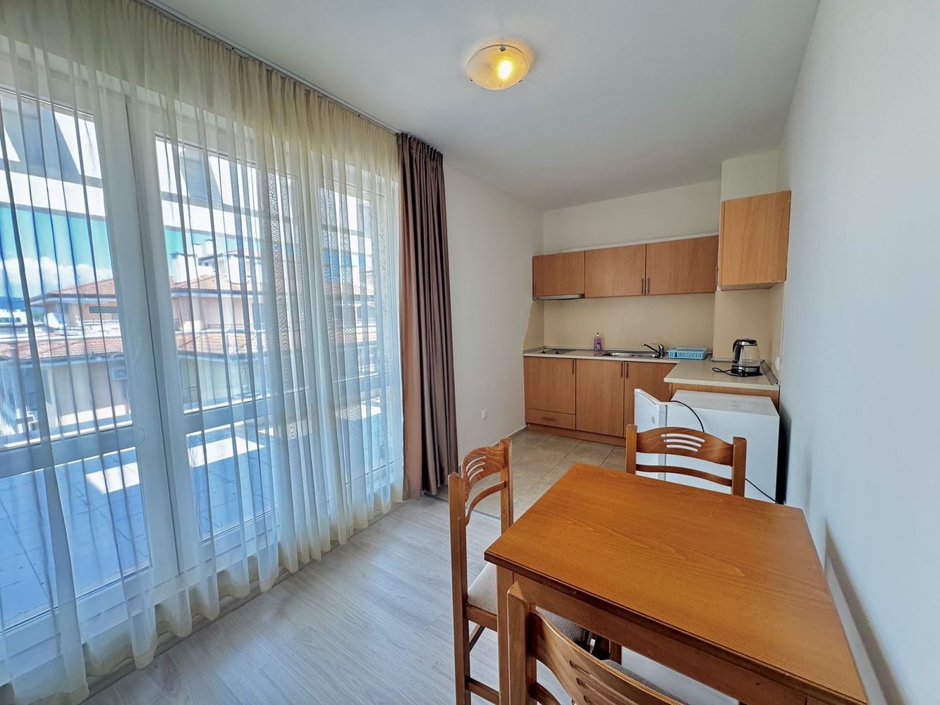 Prostorné studio s velkou panoramatickou terasou na Slunečném pobřeží – vynikající lokalita a nízký poplatek za údržbu