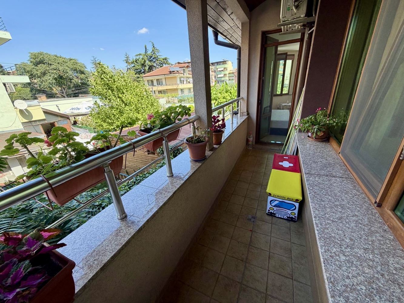 Sarafovo – prostorný apartmán s jednou ložnicí, Aktem 16, minimálním poplatkem za údržbu a kompletním vybavením