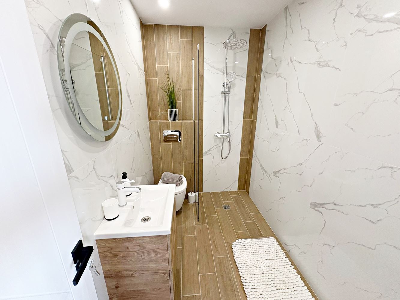 Dvě nezávislé bytové jednotky s výhledem na moře v centru Sveti Vlas – designový interiér a vlastní parkovací místo