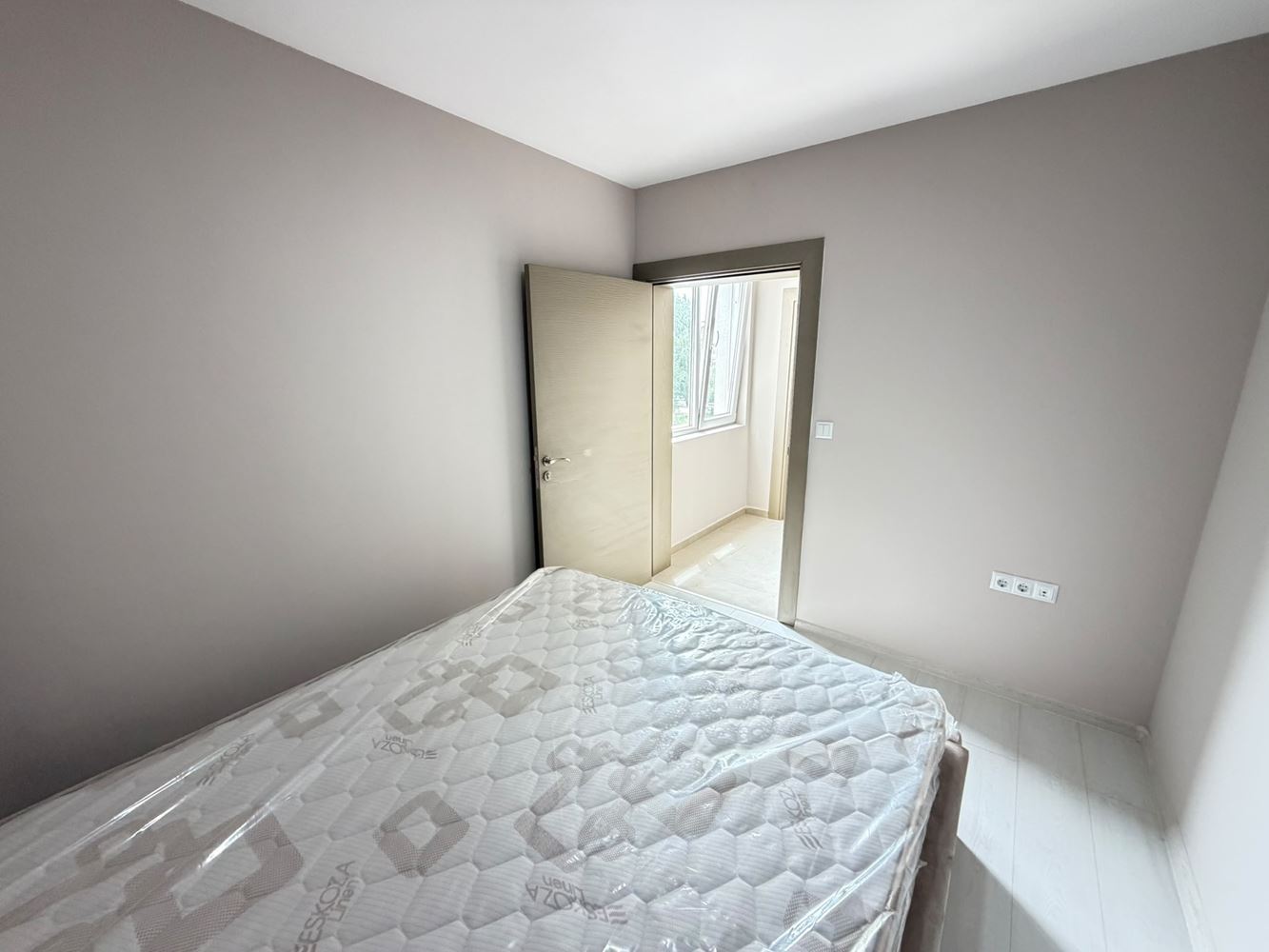 Slunečné pobřeží – útulný apartmán s jednou ložnicí, jižní orientací a krásným výhledem na bazén