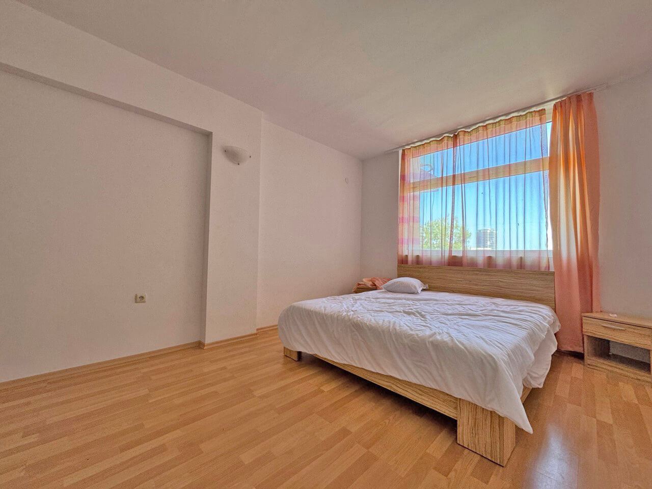Slunný a prostorný apartmán s jednou ložnicí a výhledem na moře v Slunečném pobřeží