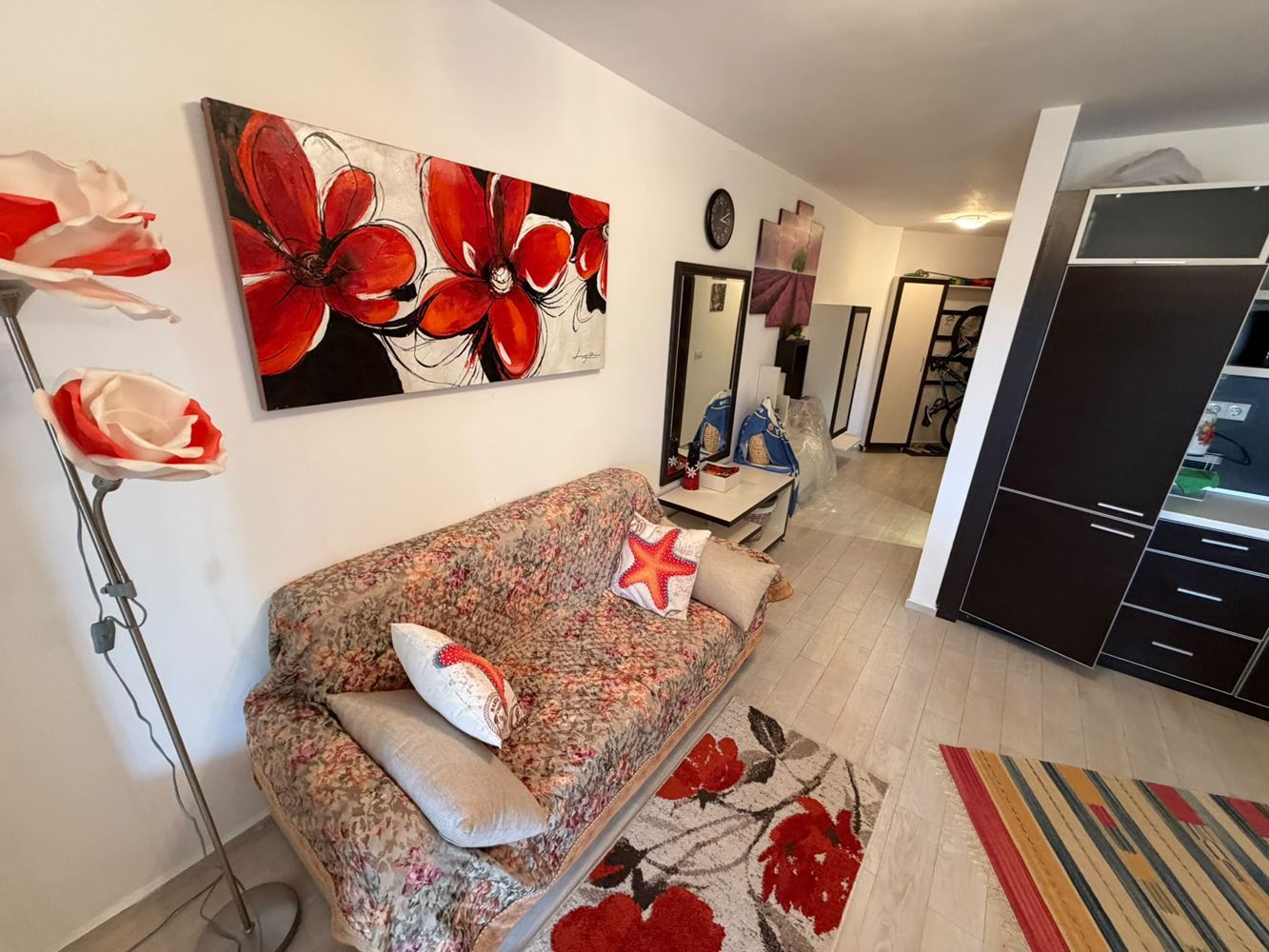 Stylový apartmán s jednou ložnicí v prestižním komplexu ve Sveti Vlas – připravený k nastěhování a s připravenými dokumenty pro rychlý obchod