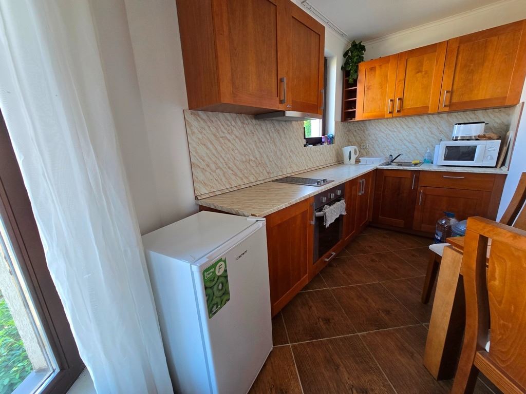 Prostorný apartmán se dvěma ložnicemi v moderním komplexu s bazény a výbornou infrastrukturou – připravený k nastěhování nebo investici