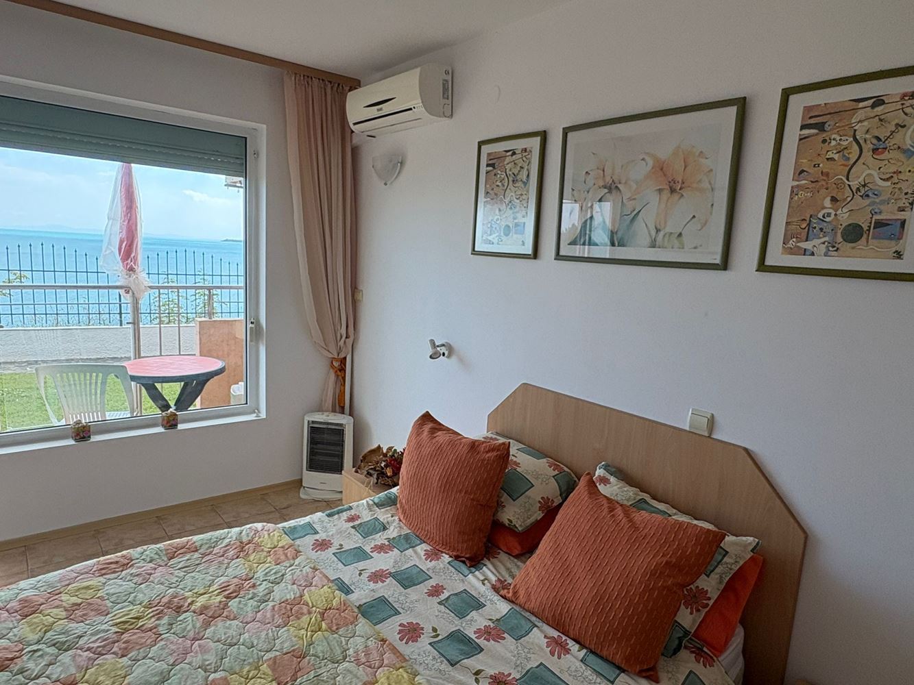 2pokojový apartmán s přímým výhledem na moře ve Svatém Vlasu – komfort, klid a resortový životní styl