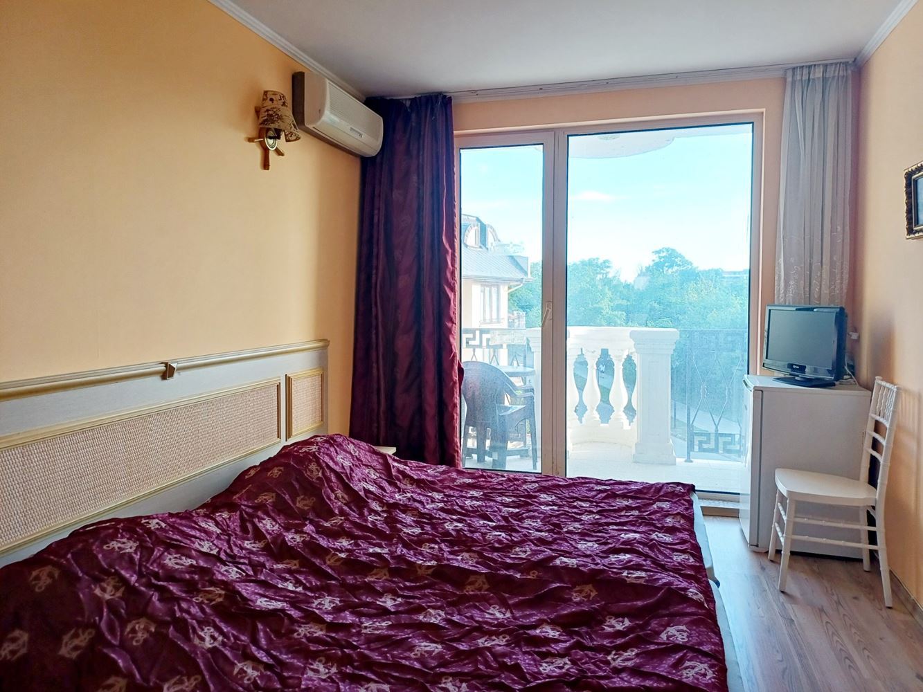 Elegantní apartmán s jednou ložnicí pouhých 100 metrů od pláže v prestižním komplexu na Slunečném pobřeží