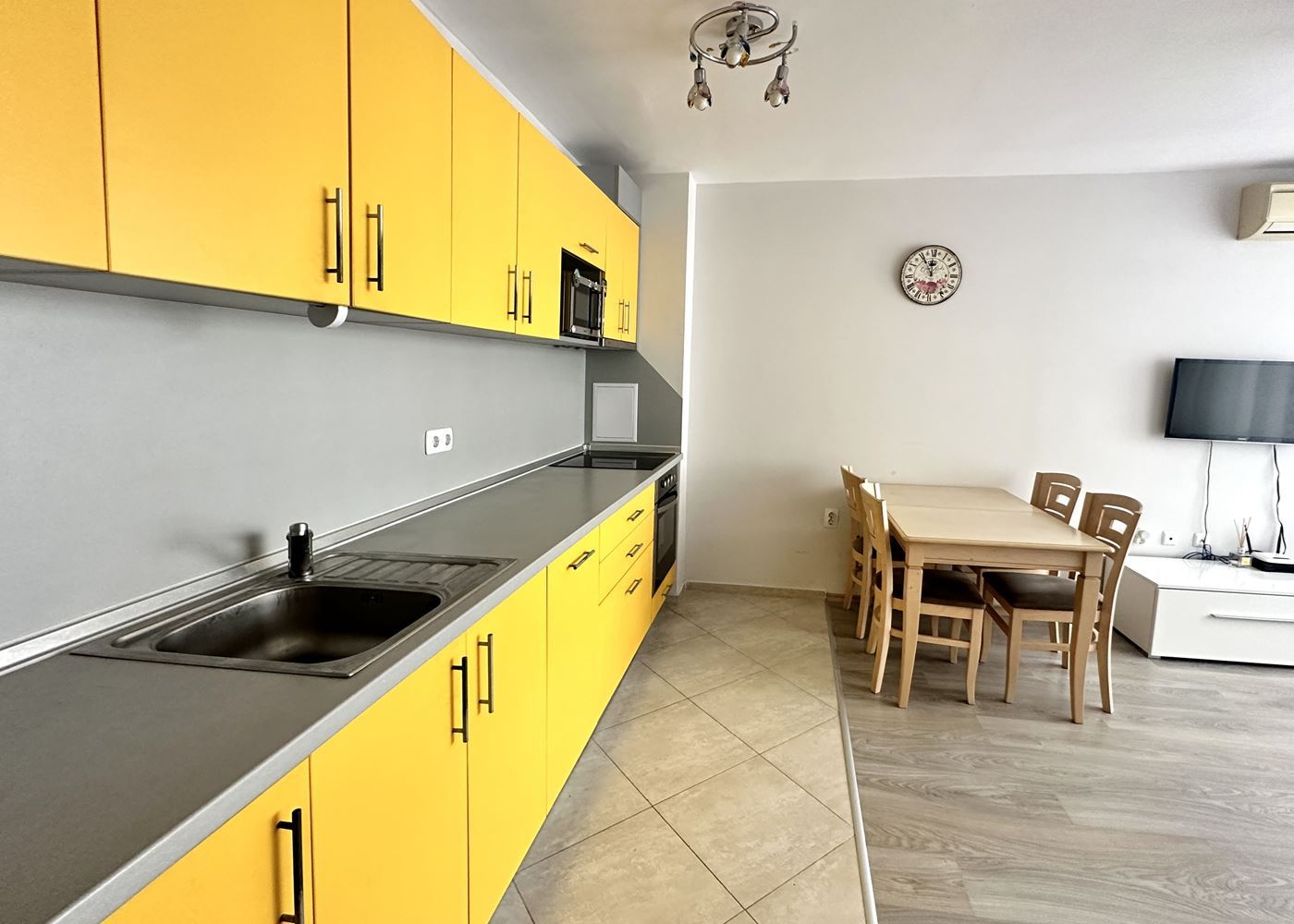 Byt s jednou ložnicí 100 m od pláže v Pomorie – komfort, pohodlí a výhled na moře