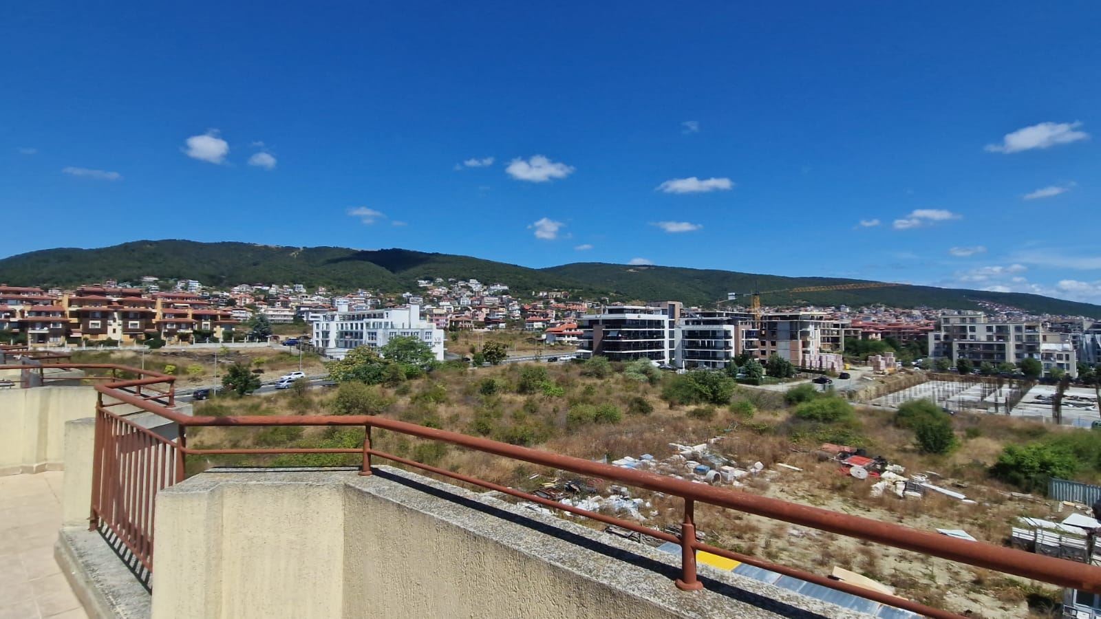 Panoramatické studio s výhledem na moře a hory ve městě Sveti Vlas – luxusní komplex s bazénem, wellness centrem a parkovištěm