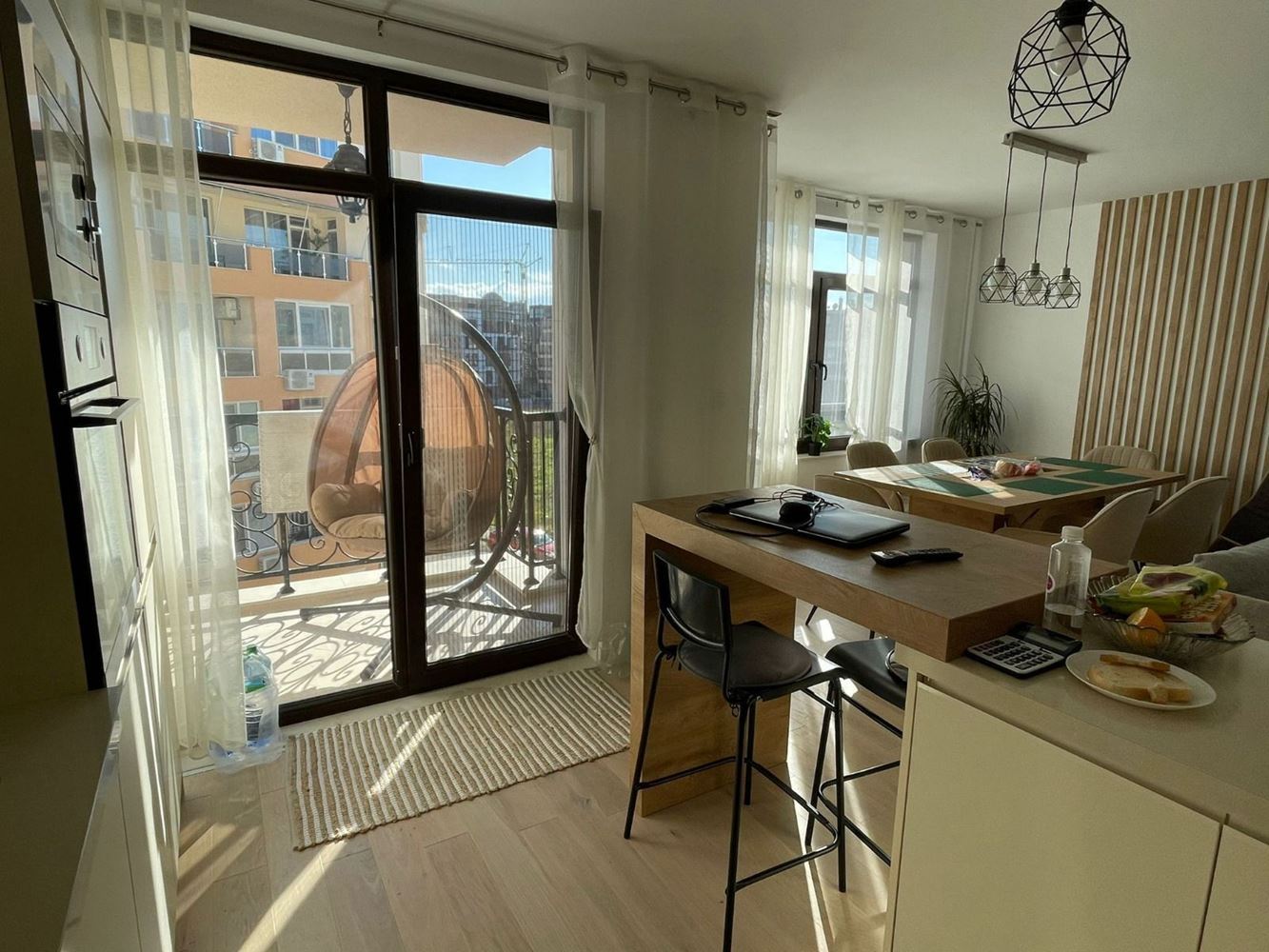 Prostorný pětipokojový apartmán s výhledem na moře v Pomorie – komfort, styl a funkčnost pro velkou rodinu