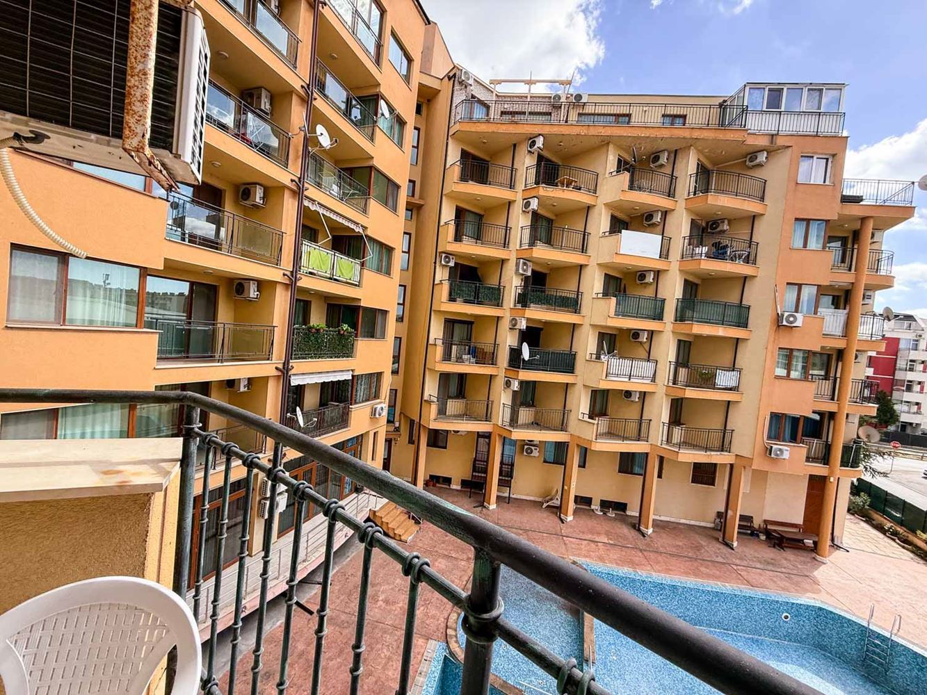 Sluneční pobřeží: útulný apartmán s jednou ložnicí s nízkým poplatkem za údržbu