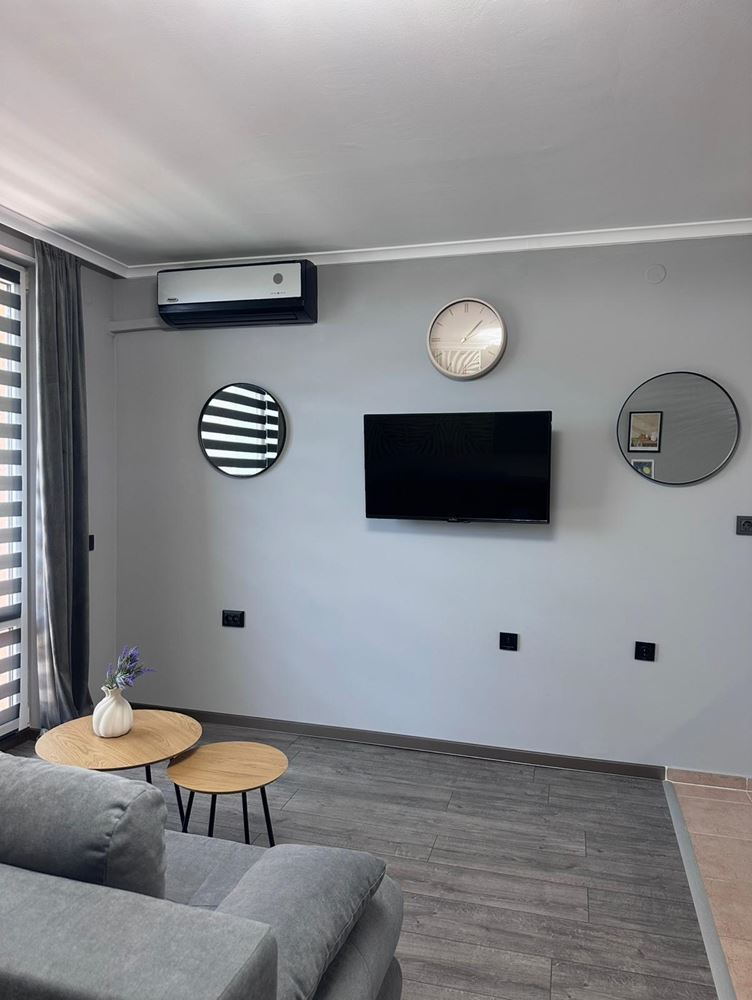 Dvouložnicový apartmán s částečným výhledem na moře v Sveti Vlas – zařízený, po rekonstrukci, v luxusním uzavřeném komplexu