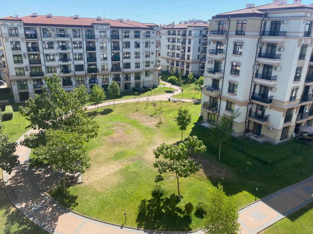 Prostorný pětipokojový apartmán s výhledem na moře v Pomorie – komfort, styl a funkčnost pro velkou rodinu