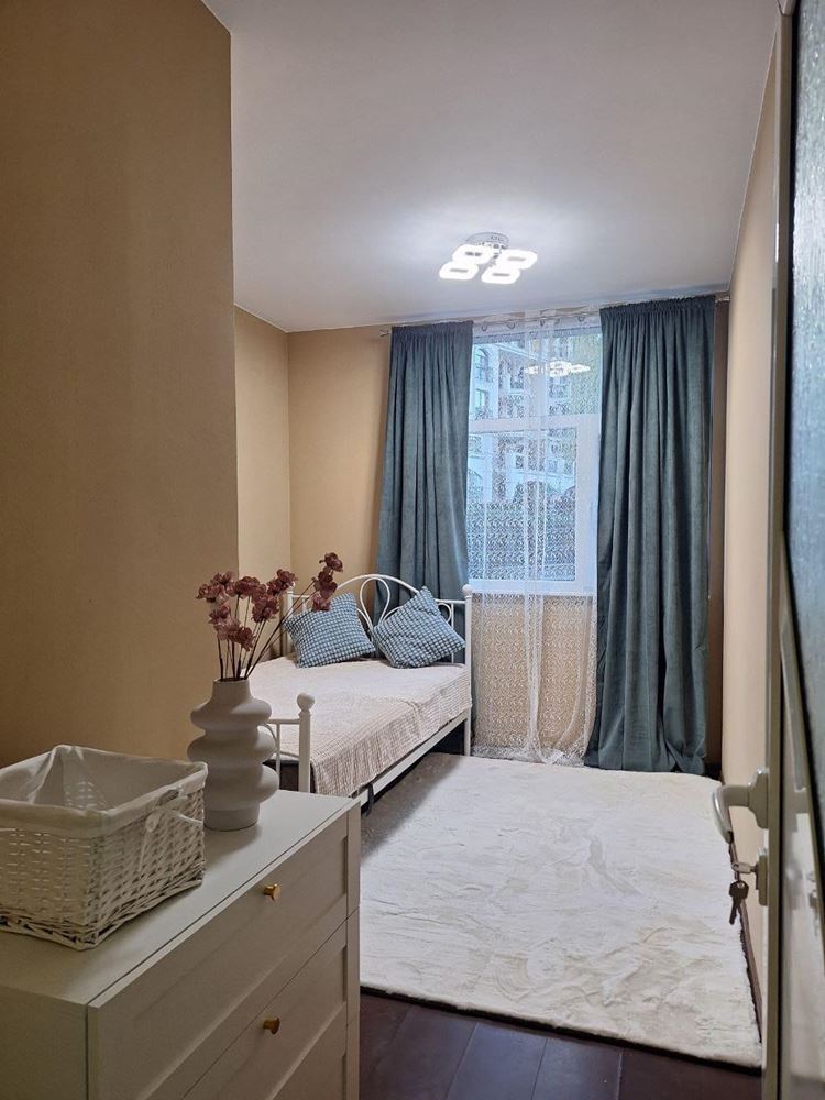 Prostorný apartmán se dvěma ložnicemi s výhledem na bazén na Slunečném pobřeží